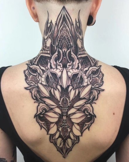 后颈部到背部的个性黑灰纹身欣赏