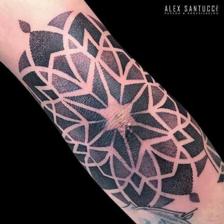 很经典的点刺梵花纹身图案欣赏