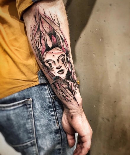 很有设计感的暗红色和黑色搭配纹身图片