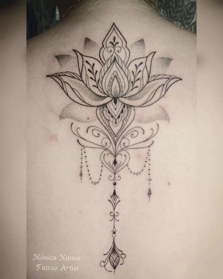 适合女生纹在后背脊柱处的唯美梵花纹身图案