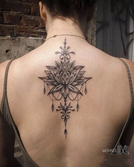 适合女生纹在后背脊柱处的唯美梵花纹身图案