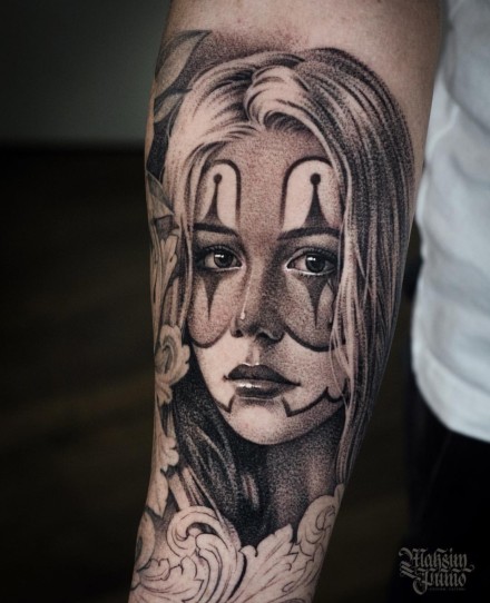 包手臂的暗黑灰素描女郎纹身图案