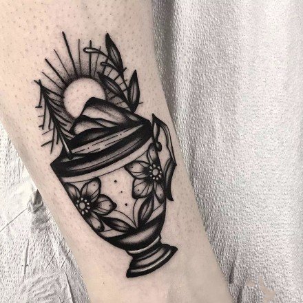 胳膊上很好看的18组黑灰纹身图案