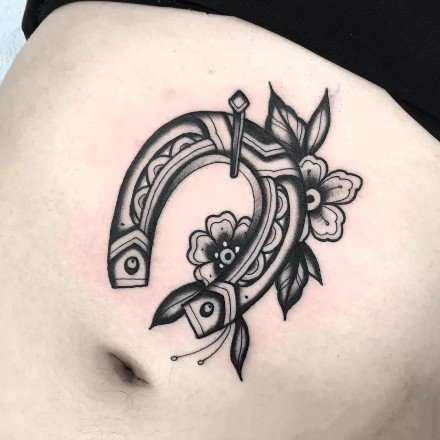 胳膊上很好看的18组黑灰纹身图案