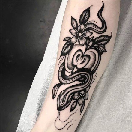 胳膊上很好看的18组黑灰纹身图案