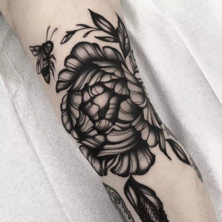 胳膊上很好看的18组黑灰纹身图案