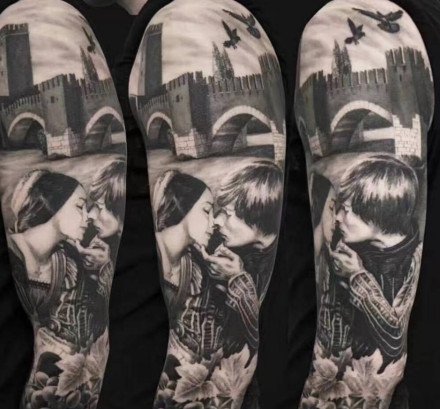 欧美黑灰写实风格的大黑花臂纹身图案