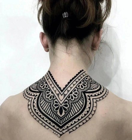 后脖梗子上的颈部点刺繁花纹身图案