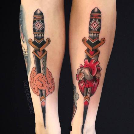 红色玫瑰花与刀具匕首结合的纹身图案