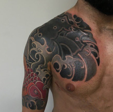 传统风格的胸胛半甲纹身图案