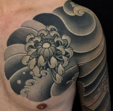 传统风格的胸胛半甲纹身图案