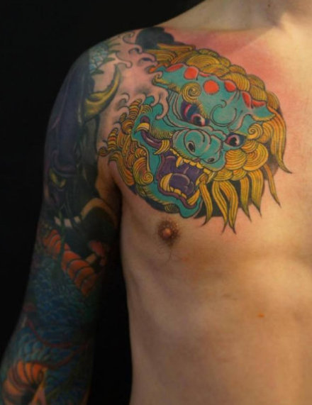 传统风格的胸胛半甲纹身图案