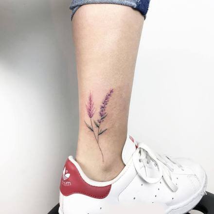 脚踝位置的超小清新花朵纹身作品