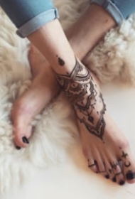 两只脚背上很好看的梵花纹身图案缩略频道推荐图