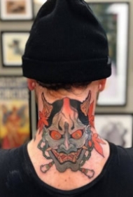 纹在后颈部脖子上的个性纹身图