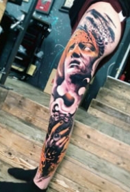 包手臂和腿部的暗黑人物写实纹身图