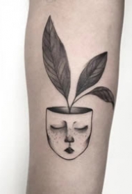 手臂上的点刺黑色简单小​纹身欣赏