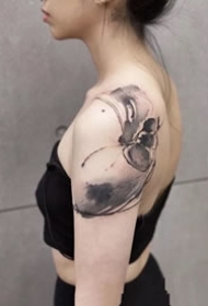 18张适合女生的简单水墨纹身图案