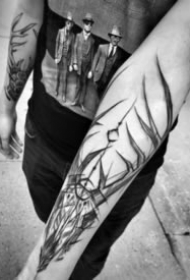 黑灰色的一组鹿头纹身图案