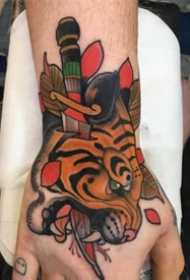 newschool风格的大花满手背纹身作品