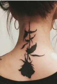 好看的黑色小玫瑰花纹身图案