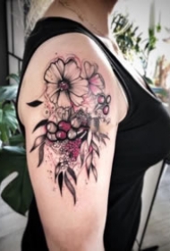 很有设计感的暗红色和黑色搭配纹身图片