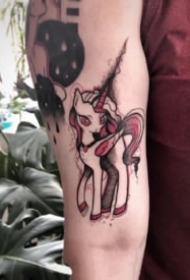 比较独特的暗黑系红黑色纹身图片