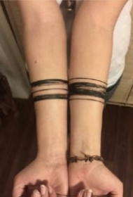 环绕手臂的简约黑色臂环纹身图案