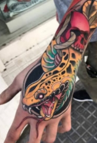 18组传统风格的大花手背纹身图案