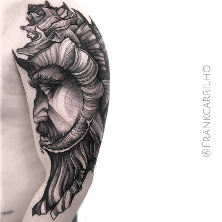 包大臂位置的暗黑色散点纹身图案