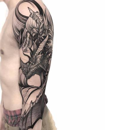 包大臂位置的暗黑色散点纹身图案