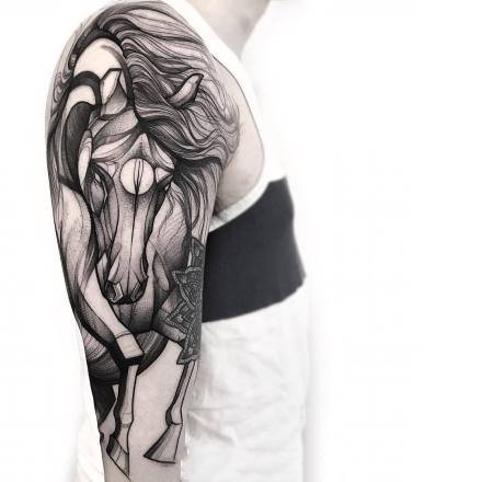 包大臂位置的暗黑色散点纹身图案