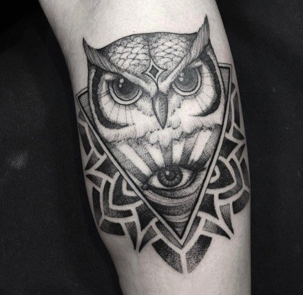 手臂上好看的暗黑猫头鹰纹身图案