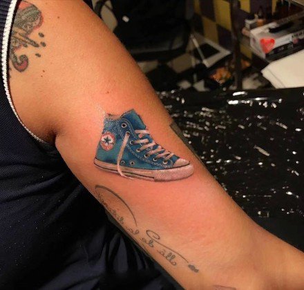很有运动感的运动鞋子纹身图案