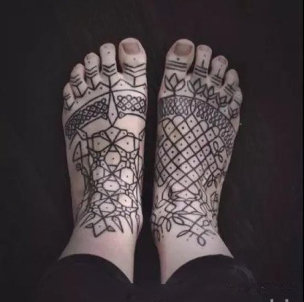 脚面上的一组脚部背面纹身图案欣赏