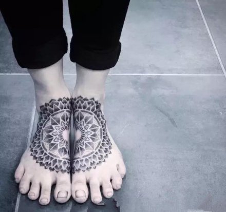 脚面上的一组脚部背面纹身图案欣赏