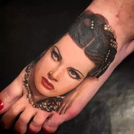 脚面上的一组脚部背面纹身图案欣赏