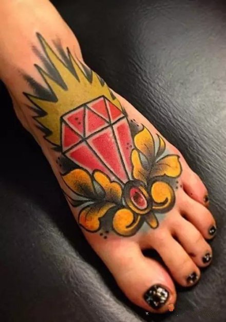 脚面上的一组脚部背面纹身图案欣赏