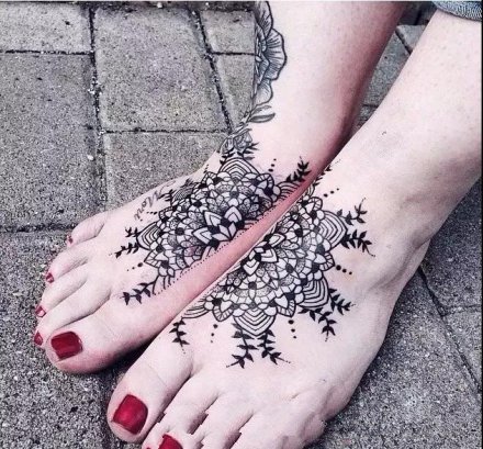 脚面上的一组脚部背面纹身图案欣赏
