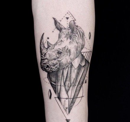 一组寓意强壮的犀牛纹身图案