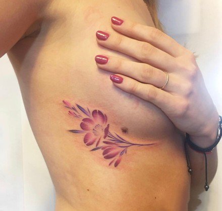 好看的女生锁骨肩部小清新花朵纹身图案