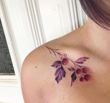 好看的女生锁骨肩部小清新花朵纹身图案