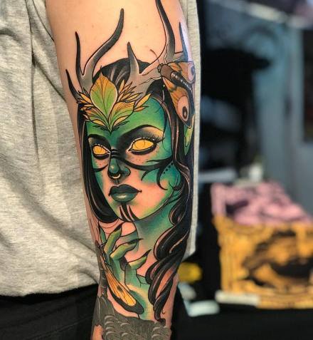 红色调new school风格的女郎纹身图片9张