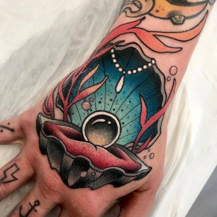 school风格的帅气手背部纹身图案