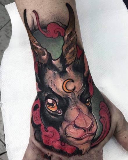 school风格的帅气手背部纹身图案