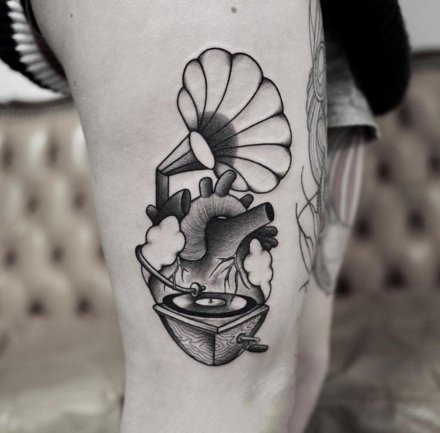 暗黑色的9张心脏纹身图案赏析