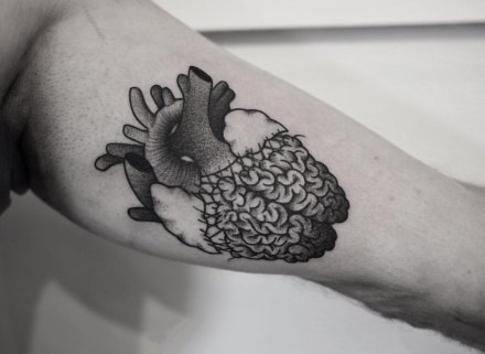 暗黑色的9张心脏纹身图案赏析