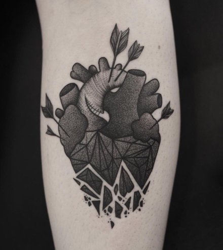 暗黑色的9张心脏纹身图案赏析