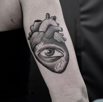 暗黑色的9张心脏纹身图案赏析