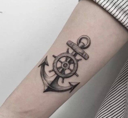 比较好看的9张船锚的纹身图片